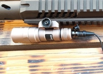 Tactical M300B Mini Scout 400 Lumen 20mm Raylı Tüfek Feneri- Çöl Rengi